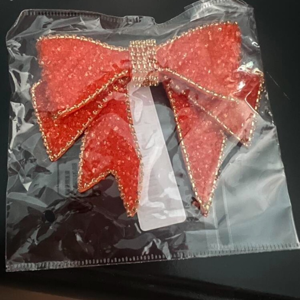 🎀 Bow Tie Pin 🎀 - Picture 2 of 3